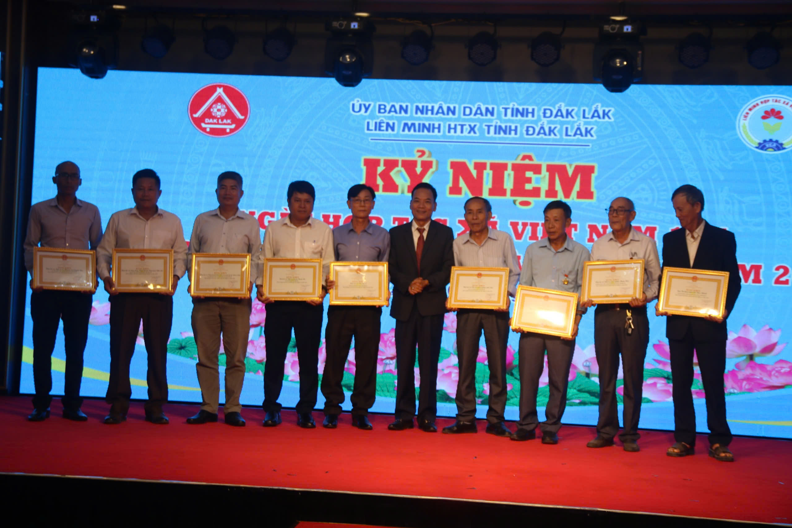 chú Bài trao Bằng khen VCA